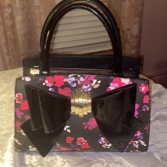 BETSEY JOHNSON BONNEE HANBAG BLACK PATENT LEATHER Heels sold separately - Picture 9 of 14